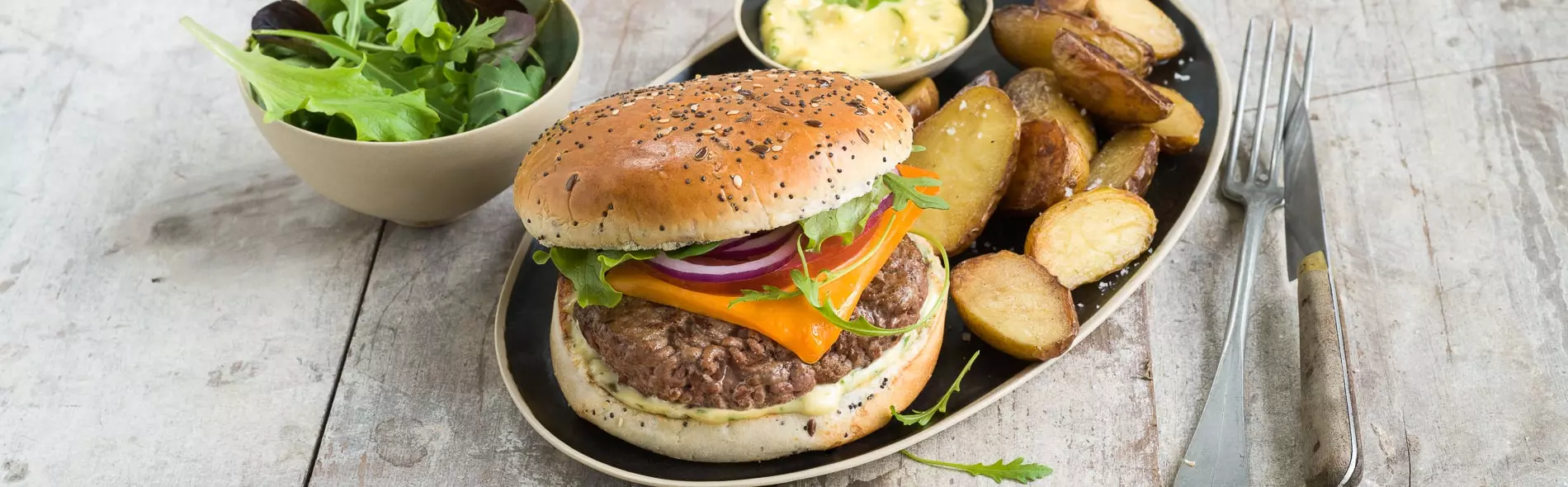 Burger gourmand à la sauce tartare, pommes de terre grenaille