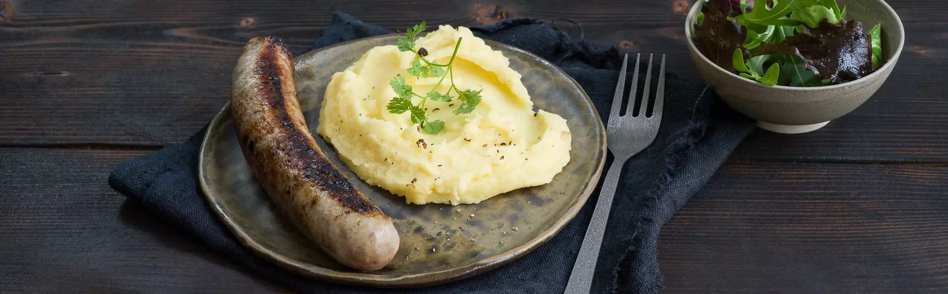 Saucisse de Toulouse, purée de pommes de terre, salade verte