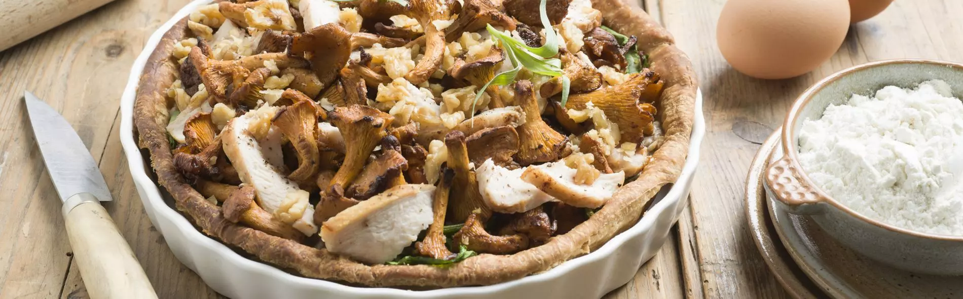 Tarte aux girolles, émincés de poulet, salade de jeunes pousses