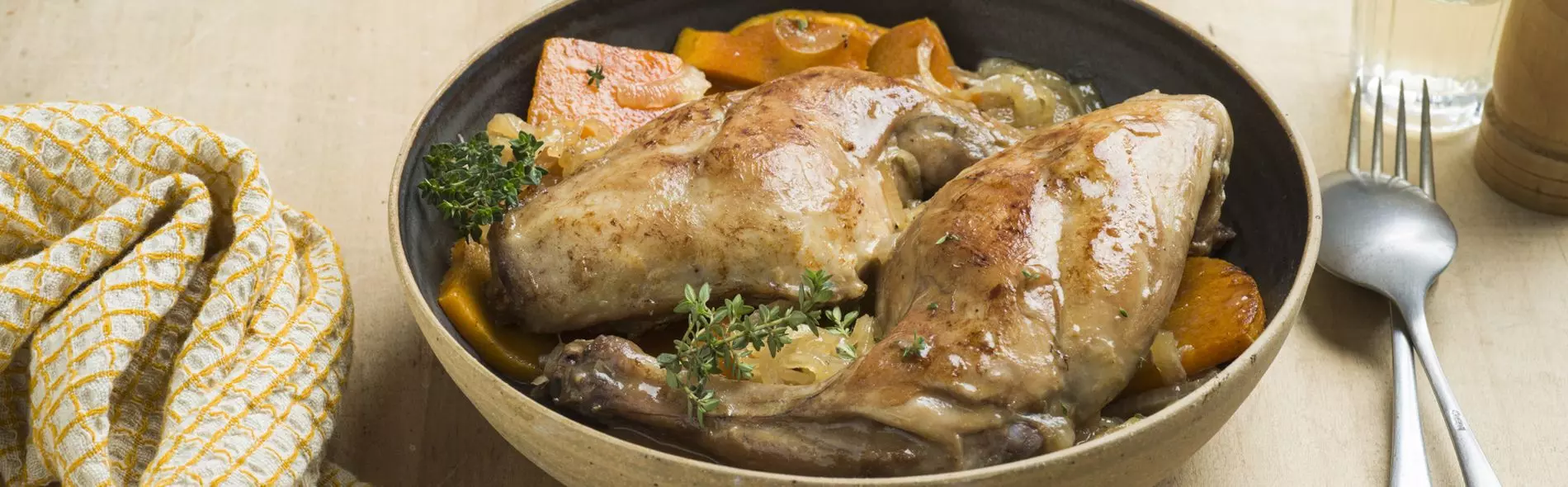 Cuisses de lapin à la courge et oignons caramélisés