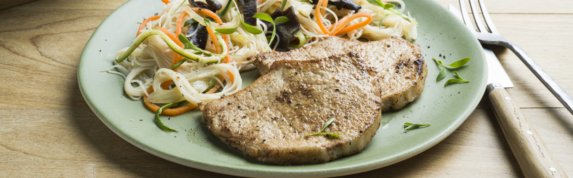 Tranches fines de porc aux 5 épices, nouilles de riz sautées aux légumes