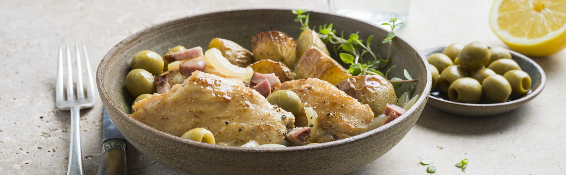 Sauté de poulet aux olives, pommes de terre au thym