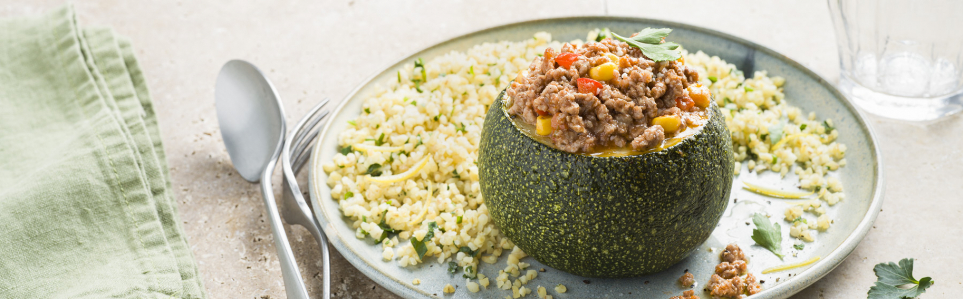 Courgettes farcies au bœuf, boulgour au citron persillé