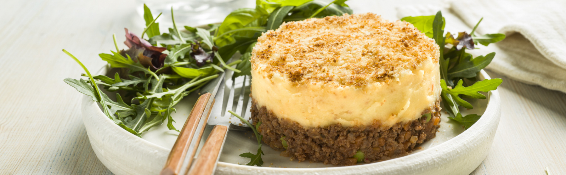 Parmentier de bœuf aux légumes, salade de jeunes pousses